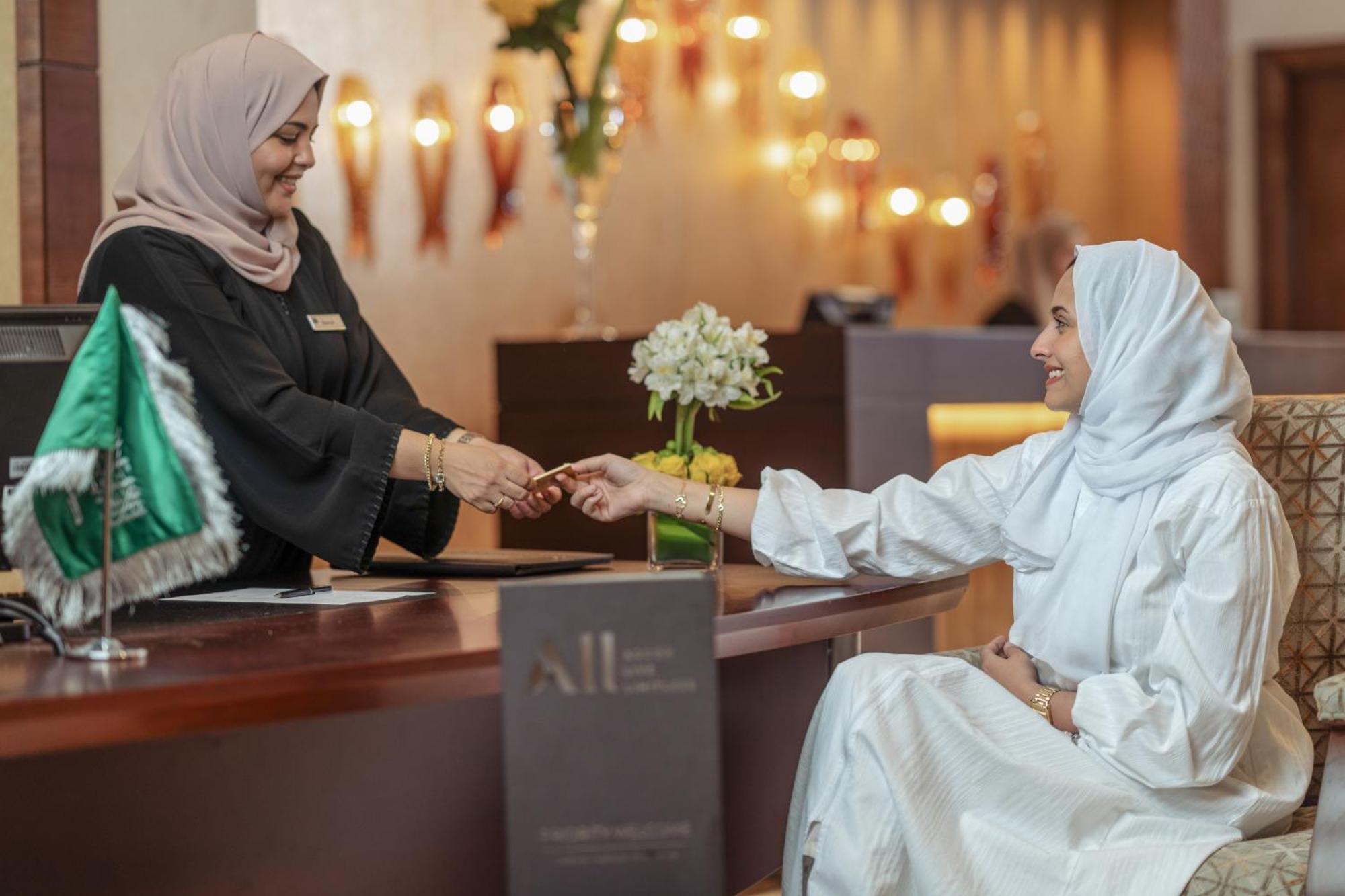 Raffles Makkah Palace Mekka Exterior foto A guest checking in at the hotel