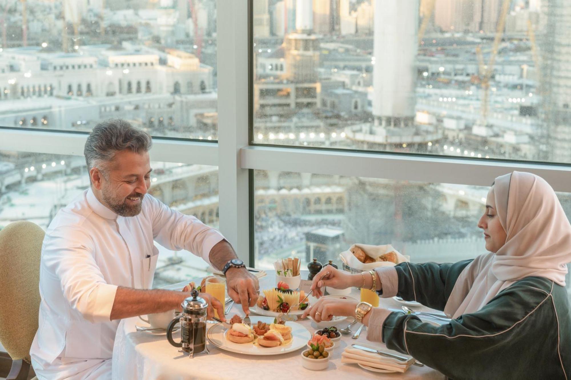 Raffles Makkah Palace Mekka Exterior foto A Saudi Arabian couple eating at a restaurant in Makkah