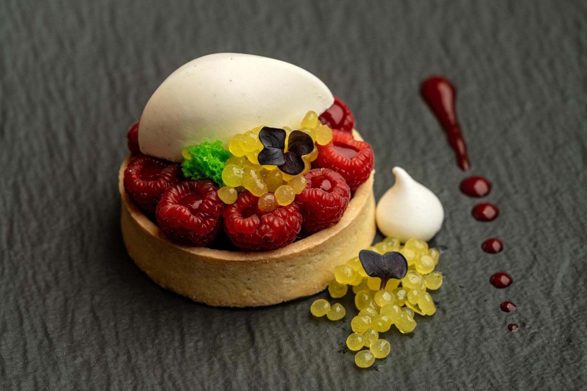 Raffles Makkah Palace Mekka Exterior foto A tart with edible flowers