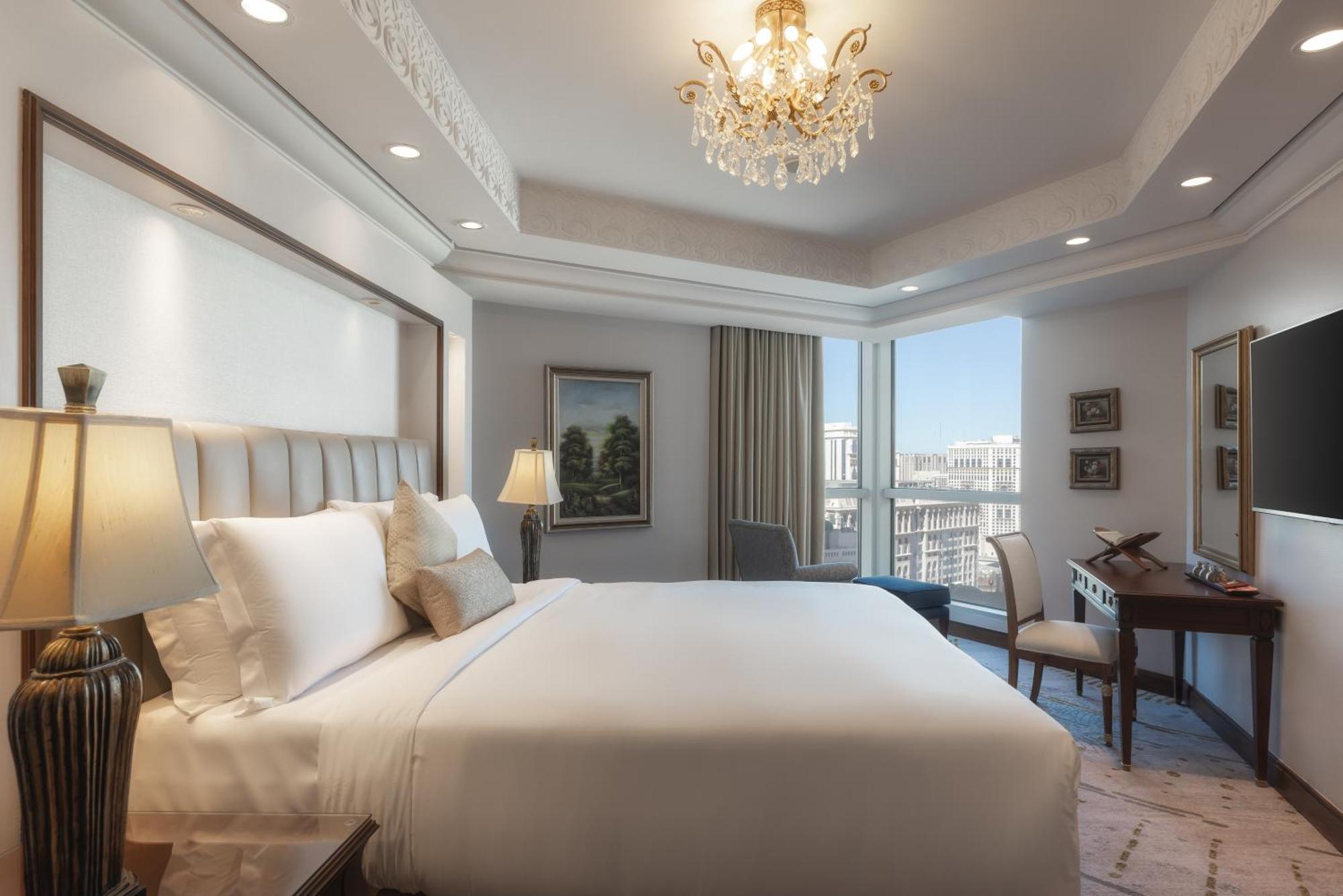 Raffles Makkah Palace Mekka Exterior foto A bedroom at the hotel