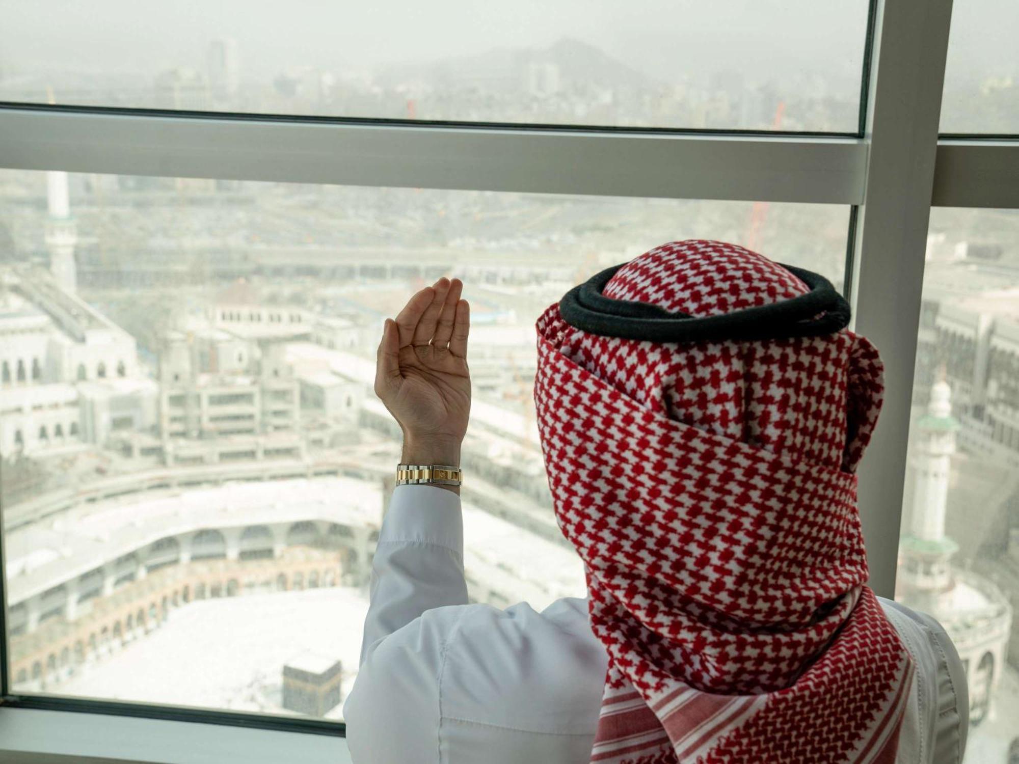 Raffles Makkah Palace Mekka Exterior foto Saudi man wearing the Ogaidi