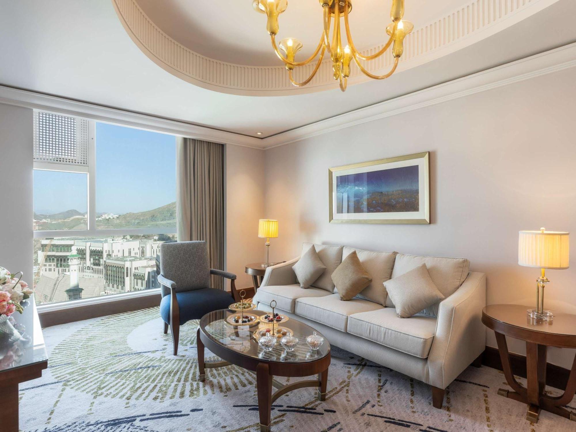 Raffles Makkah Palace Mekka Exterior foto Living room of a suite