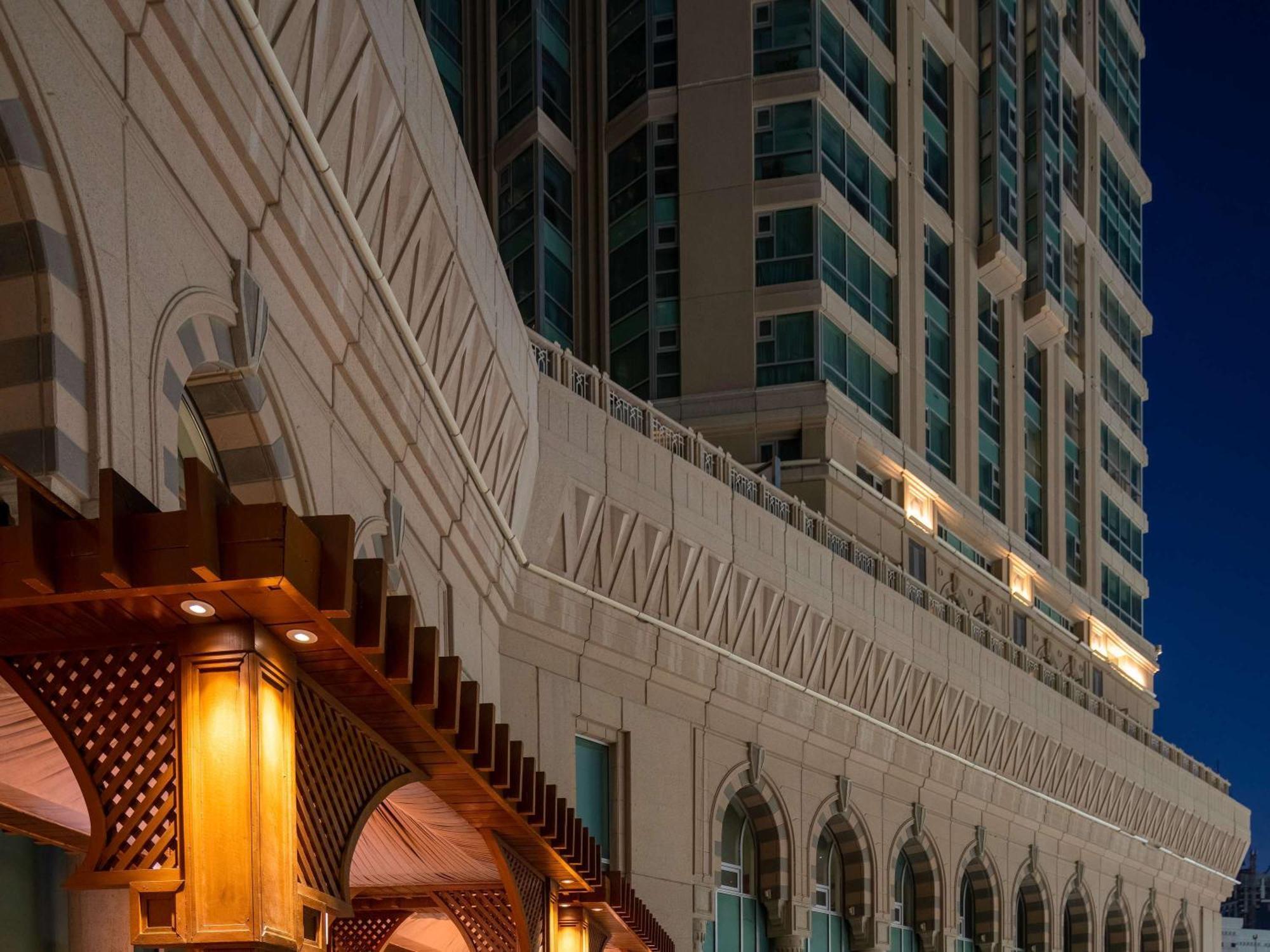 Raffles Makkah Palace Mekka Exterior foto The hotel at night